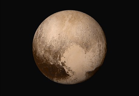Obrázek planety Pluto vznikl kombinací záběrů ze dvou kamer sondy New Horizons.