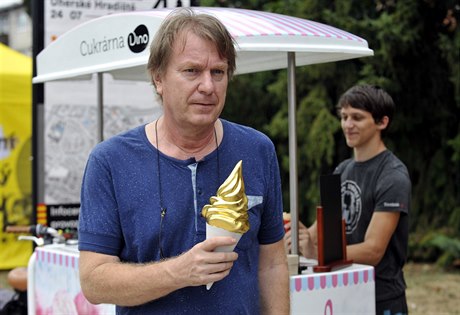 Finský reisér Mika Kaurismäki pózuje u zmrzlinového stánku s výroní cenou...