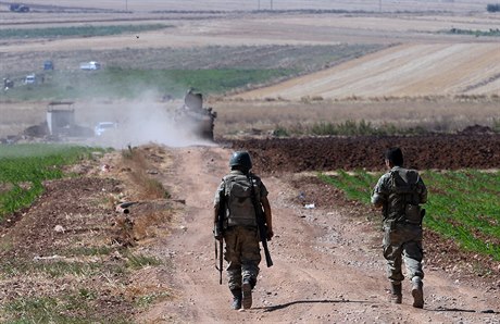 Turečtí vojáci hlídají syrsko-tureckou  hranici u vesnice Elbeyli.