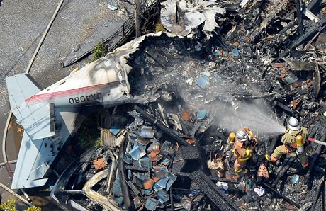 V Tokiu spadlo malé letadlo pímo do obytné tvrti.