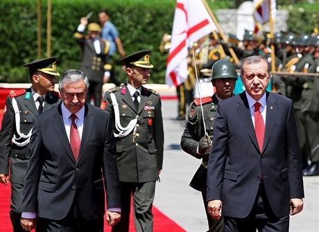 Turecký prezident Tayyip Erdogan (vpravo).