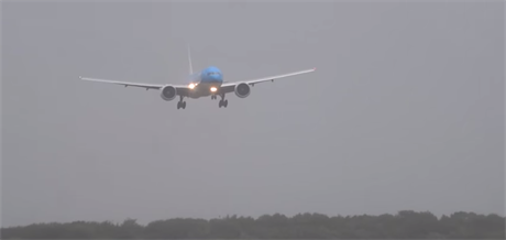 Letadlo KLM při přistání v bouřce.
