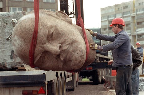 Snímek z 13. listopadu 1991 ukazuje demolici Leninovy sochy v Berlín.