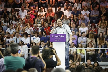 Z pozadí. Šéf Podemos Pablo Iglesias v Alicante během kampaně před jarními...