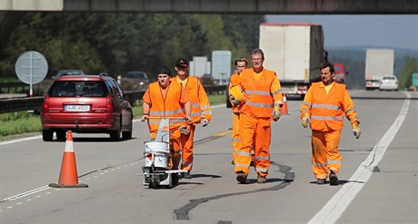 Opravái záplatují dálnici D1.