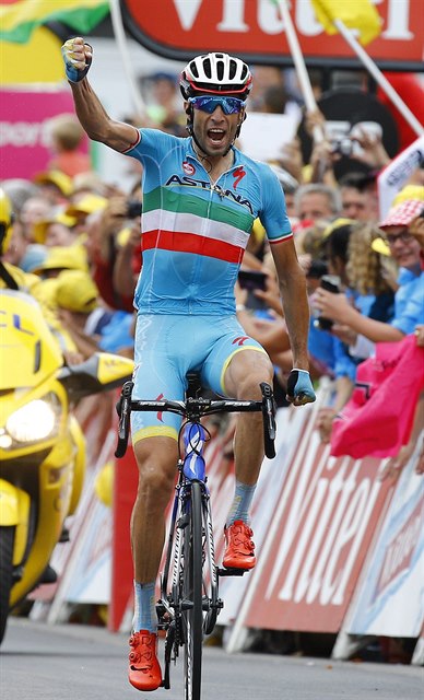 Vincenzo Nibali oslavuje vítzství v 19. etap.