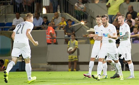 Fotbalisté Plzn se radují z gólu na pd Tel Avivu.
