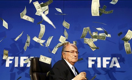 Blatter uhýbal před dolary. Komik narušil brífink FIFA