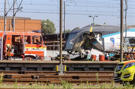 22. ervence smetlo pendolino polský kamion stojící na elezniním pejezdu u...