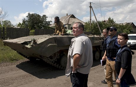 lenové mise OBSE na východní Ukrajin dohlíejí na stahování obrnných vozidel...