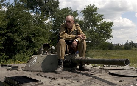 Ozbrojený doncký povstalec odpoívá po pesunu tanku (okolí Debalceve).