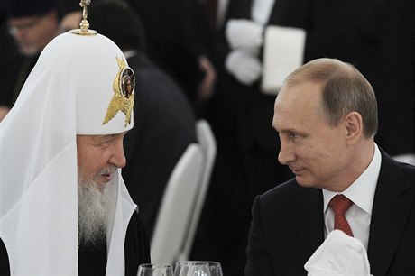 Ruský prezident Vladimir Putin (vpravo) s moskevským patriarchou Kirillem.