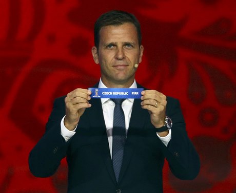 Bývalý nmecký fotbalista Oliver Bierhoff vytáhl z koe lísteek Czech...