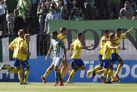 Hrái Zlína se radují z gólu do sít Bohemians.