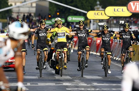 Exhibiní dojezd stáje Sky do cíle poslední etapy Tour de France.