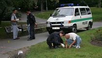 Praha, Karlovo náměstí. Policie ohledává místo, kde byl smrtelně postřelen šéf...