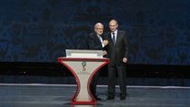 Prezident FIFA Sepp Blatter a rusk prezident Vladimir Putin ped slavnostnm...