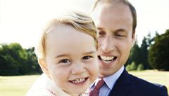 Prince George pronsleduj stle paparazzi, steuje si krlovsk palc