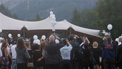 Po ceremoniálu rodiny obtí vypustily k nebi bílé balónky.