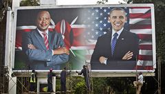 Dlníci dokonují výlep billboardu s Obamou a keským prezidentem Uhuru...