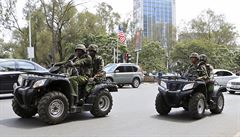 Kentí policisté hlídají trasu, po které Obama v Nairobi bude projídt.