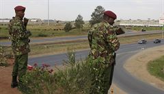 Kentí policisté hlídají trasu, po které Obama v Nairobi bude projídt.