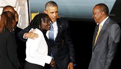 Velé objetí s nevlastní sestrou Aumou Obamovou i pivítání s prezidentem Keni...