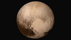 Obrázek planety Pluto vznikl kombinací zábr ze dvou kamer sondy New Horizons.