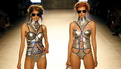 Modelky pedvedli výtvor student nadace Area Andina bhem módní události...