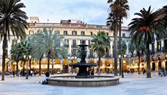 Plaza Real le�í mezi bulváry Las Ramblas a Gotickou �tvrtí.