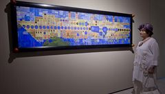 Návtvnice výstavy ped obrazem Friedensreicha Hundertwassera s názvem...