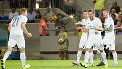 Fotbalisté Plzně se radují z gólu na půdě Tel Avivu.