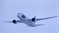 První let nad Evropou zakončil 'uhlíkový' Boeing 787 v Praze