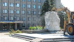 Leninova socha ve Slavjansku u nestojí. Bagr se vypoádává s piedestalem.