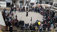 Kazatel Islámského státu a jeho publikum (Tall Abjad,provincie Rakka. Snímek...