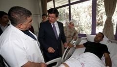Turecký premiér Davutoglu s manelkou navtívil nemocnici, v ní jsou...