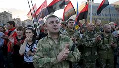 lenové Pravého sektoru a jejich stoupenci na protivládní demonstraci v Kyjev.