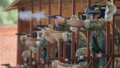 Písluníci ukrajinské Národní gardy absolvují vojenský výcvik na základn u...