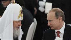 Ruský prezident Vladimir Putin (vpravo) s moskevským patriarchou Kirillem.