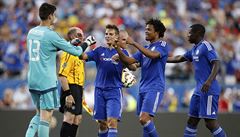 Dobe ty! Hrái Chelsea gratulují svému brankái k promnné penalt.