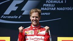 Sebastian Vettel z Ferrari oslavuje své vítzství ve Velké cen Maarska.