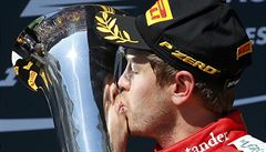 Vítzný polibek pro Vettela.