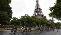 Chris Froome v péi svých domestik ze stáje Sky míjí Eiffelovu v v Paíi.