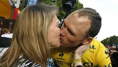 Vítz Tour de France Chris Froome líbá manelku Michelle.