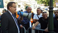 Ministr pr�myslu a obchodu Jan Mládek hovo�í k ú�astník�m demonstrace p�ed...