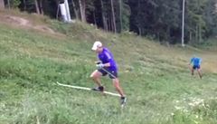 VIDEO: Ruský bizár. Běžkaři v létě lyžují na travnatých kopcích
