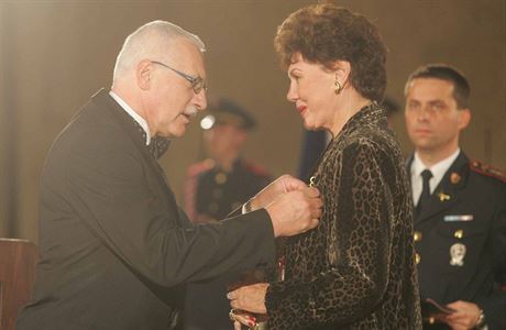 Vclav Klaus pi pedvn medaile Za zsluhy v roce 2004.