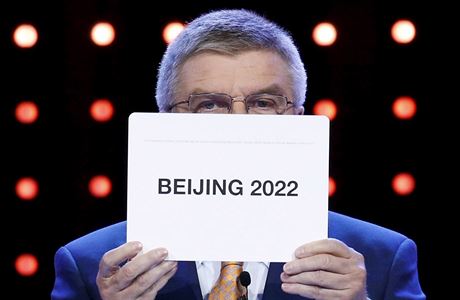 Prezident mezinrodnho olympijskho vboru Thomas Bach vytahuje vtzn lstek.