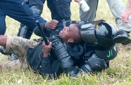 CzechTek 2005: tvrd zkrok policejnch tkoodnc.