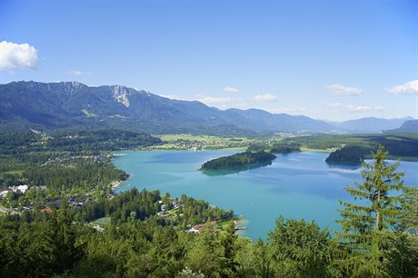 Projet se lodí po tyrkysové hladin jezera Faaker See, svézt se lanovkou nebo...